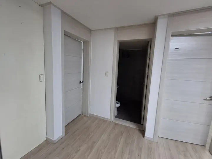 빌라 방문과 복도 마감 상태