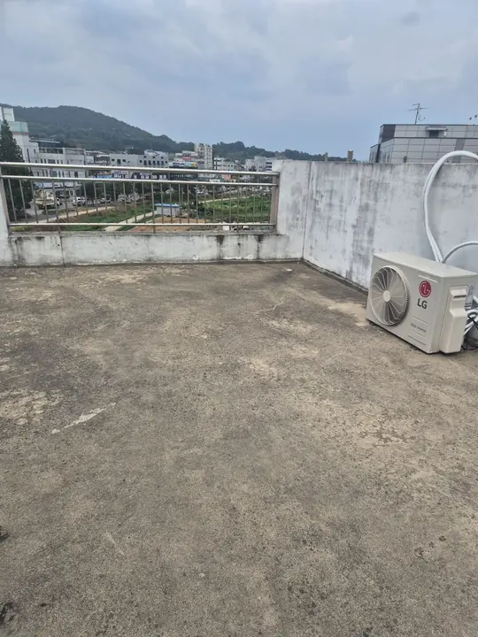 방수 시공 전 균열과 오염이 있는 건물 옥상 바닥과 실외기