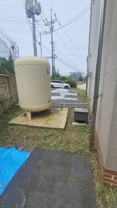 방초매트를 시공한 건물 옆 통로