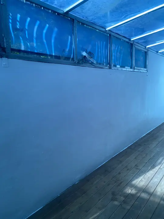곰팡이 제거 후 깨끗해진 같은 베란다 벽면