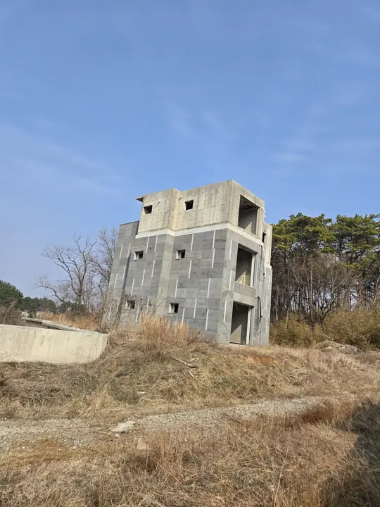 임장 현장에서 확인한 미준공 상태의 건물 외관